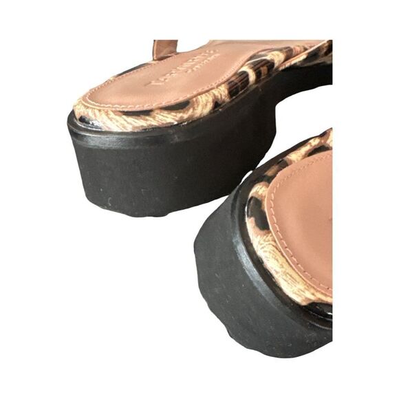 Taryn Rose Taziana Leopard Print Thong Sandals - Picture 4 of 8